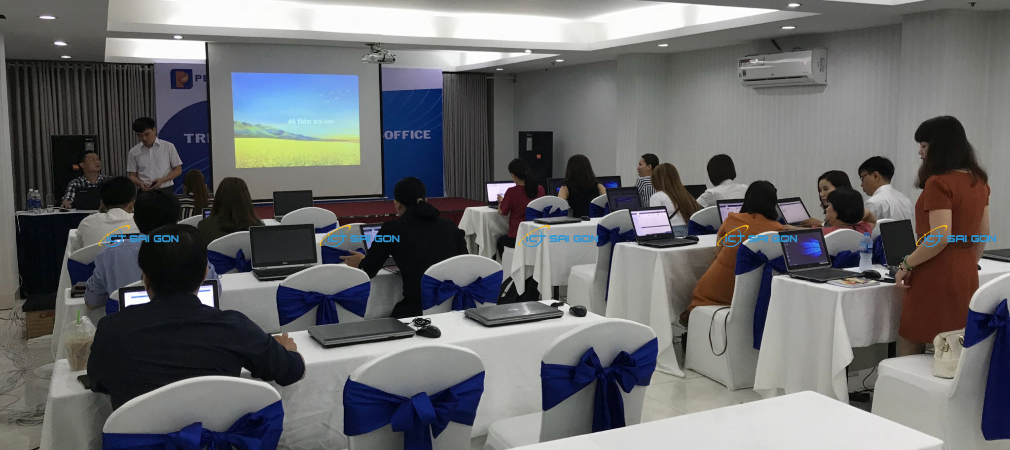 hững buổi họp nhanh với các bộ phận trong công ty, những buổi training nhân viên hay buổi giới thiệu sản phẩm với khách hàng, bạn cần phải có 1 chiếc máy chiếu nhỏ để công việc của bạn được giải quyết dể dàng và nhanh chóng hơn.